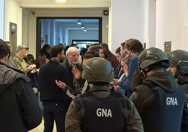 Protesta e incidentes en la Comisi�n de Energ�a At�mica: el Gobierno justific� las bajas-