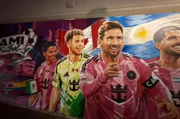 Miami es f�tbol: el impactante homenaje a Lionel Messi junto al hist�rico bar Ball & Chain en la Calle Ocho.