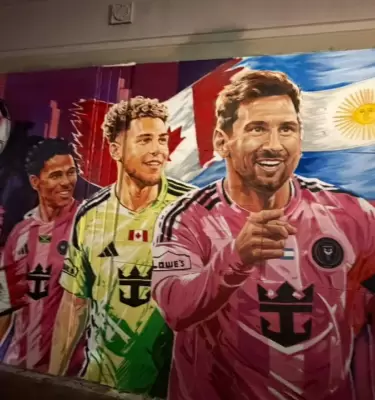 Miami es f�tbol: el impactante homenaje a Lionel Messi junto al hist�rico bar Ball & Chain en la Calle Ocho.