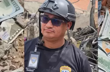 Cuatro polic�as fueron detenidos en Venezuela tras ser filmados robando dinero entre los escombros.