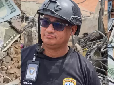 Cuatro polic�as fueron detenidos en Venezuela tras ser filmados robando dinero entre los escombros.