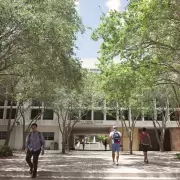 Abren 100 becas gratuitas para formar jóvenes políticos
