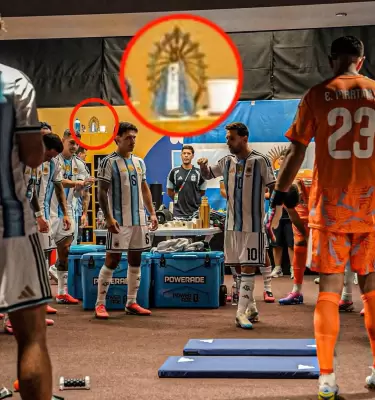 Una historia de hace 400 a�os une al rival de la Selecci�n con el manto sagrado que habita en el vestuario de la Scaloneta.