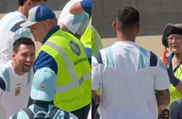 Una agente de seguridad revis� el equipaje del defensor en Miami y la reacci�n de Messi se volvi� viral en las redes.