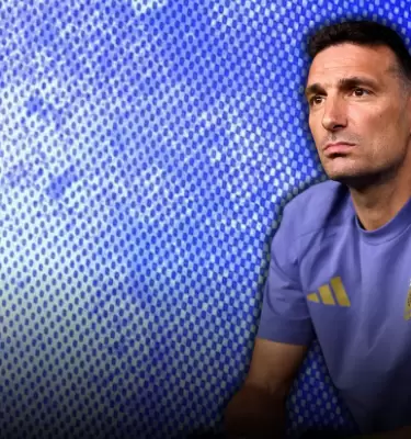 Scaloni festeja 100 partidos ante Cabo Verde.