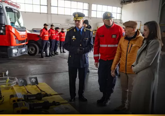 Defensa Civil y Bomberos de Mendoza recibieron tecnolog�a de punta valuada en 300 millones de pesos para emergencias de alta complejidad.