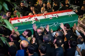 Miles de fieles despiden a Al� Jamenei en un masivo funeral de Estado en Teher�n.