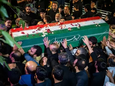 Miles de fieles despiden a Al� Jamenei en un masivo funeral de Estado en Teher�n.