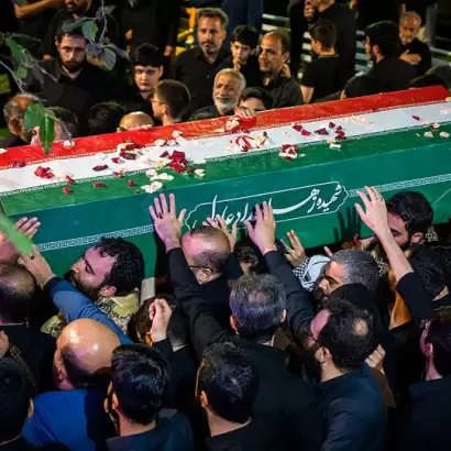 Miles de fieles despiden a Al� Jamenei en un masivo funeral de Estado en Teher�n.