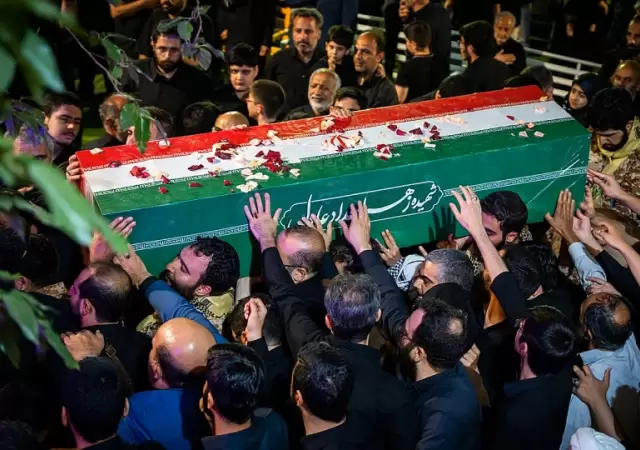 Miles de fieles despiden a Al� Jamenei en un masivo funeral de Estado en Teher�n.