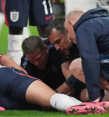 La "maldici�n de Wonderwall": Henderson termina en el hospital por festejar al ritmo de Oasis en el Azteca.
