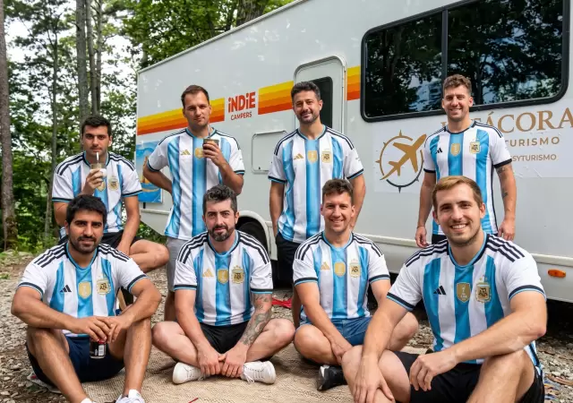 Siete amigos, un motorhome y una obsesi�n mundialista: la incre�ble traves�a de los argentinos que viajan detr�s de la Scaloneta