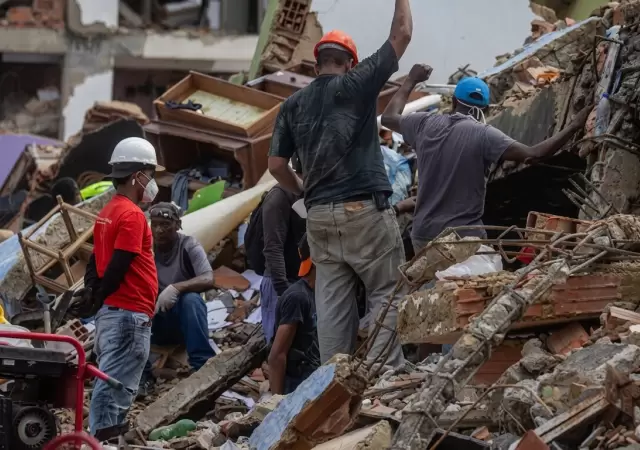 Labores de rescate y remoci�n de escombros en Venezuela, tras el doble terremoto que se convirti� en el m�s mort�fero de su historia moderna.