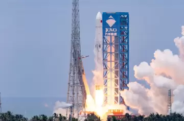 China logra un hito hist�rico al recuperar la primera etapa del cohete Larga Marcha-10B con un in�dito sistema de redes en el oc�ano.