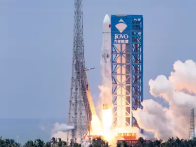 China logra un hito hist�rico al recuperar la primera etapa del cohete Larga Marcha-10B con un in�dito sistema de redes en el oc�ano.