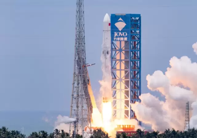 China logra un hito hist�rico al recuperar la primera etapa del cohete Larga Marcha-10B con un in�dito sistema de redes en el oc�ano.