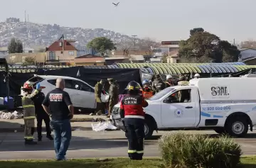 El autom�vil del funcionario naval irrumpi� a toda velocidad en el mercado y dej� un saldo de seis personas fallecidas.
