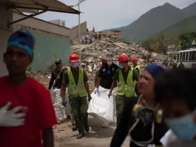 Labores de rescate y remoci�n de escombros en Venezuela, tras el doble terremoto que se convirti� en el m�s mort�fero de su historia moderna.