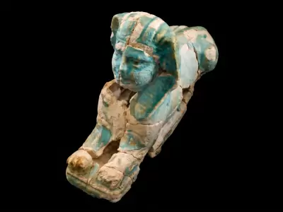 Descubren una ciudad oculta y una tumba de 3.000 a�os en Egipto con piezas de oro y murales intactos.