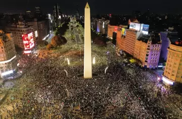 El pa�s se junt� en lugares emblem�ticos para festejar