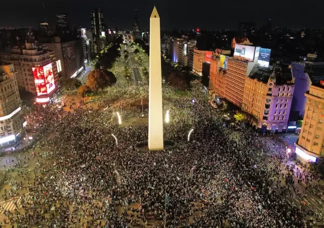 El pa�s se junt� en lugares emblem�ticos para festejar