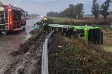 Un micro de larga distancia despist� por el temporal y cay� de un puente en Carmen de Areco. Viajaban 20 personas.