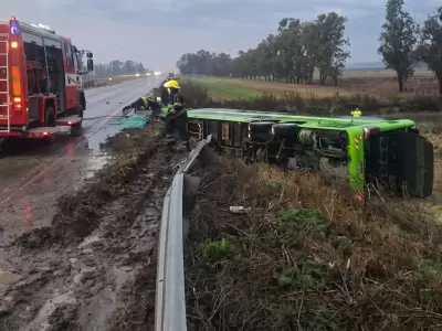 Un micro de larga distancia despist� por el temporal y cay� de un puente en Carmen de Areco. Viajaban 20 personas.