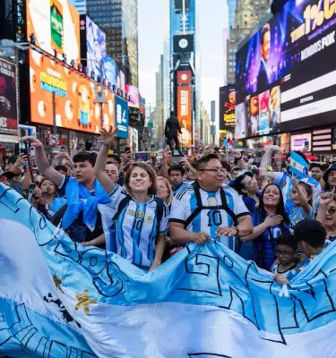 Miles de hinchas copan Manhattan con tres puntos clave antes de la final con Espa�a.