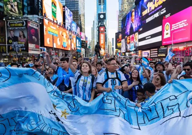 Miles de hinchas copan Manhattan con tres puntos clave antes de la final con Espa�a.