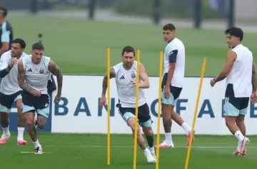 El �ltimo baile bajo la tormenta: La emotiva pr�ctica final de Messi con la Selecci�n mientras Espa�a suspendi� todo.
