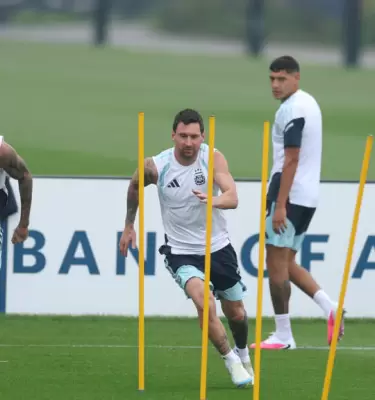 El �ltimo baile bajo la tormenta: La emotiva pr�ctica final de Messi con la Selecci�n mientras Espa�a suspendi� todo.