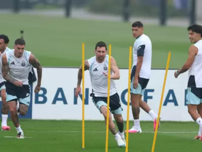 El �ltimo baile bajo la tormenta: La emotiva pr�ctica final de Messi con la Selecci�n mientras Espa�a suspendi� todo.