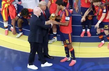 Festejo y gloria: Espa�a celebra el campeonato del mundo durante la hist�rica ceremonia de premiaci�n.