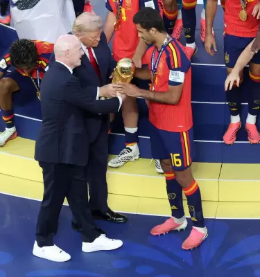 Festejo y gloria: Espa�a celebra el campeonato del mundo durante la hist�rica ceremonia de premiaci�n.