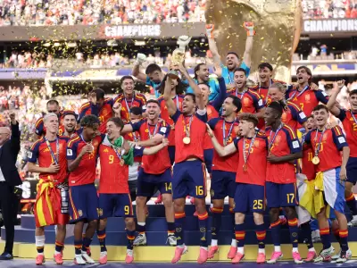 Festejo y gloria: Espa�a celebra el campeonato del mundo durante la hist�rica ceremonia de premiaci�n.