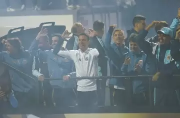 El plantel de la Selecci�n Argentina arrib� a Ezeiza, presididos por el presidente de la AFA, Chiqui Tapia, Lionel Scaloni y Nicol�s Otamendi.