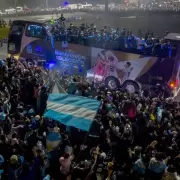 Llegó la Selección Argentina a Ezeiza: recibimiento, fiesta y furor bajo la lluvia
