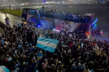 El plantel de la Selecci�n Argentina arrib� a Ezeiza, presididos por el presidente de la AFA, Chiqui Tapia, Lionel Scaloni y Nicol�s Otamendi.