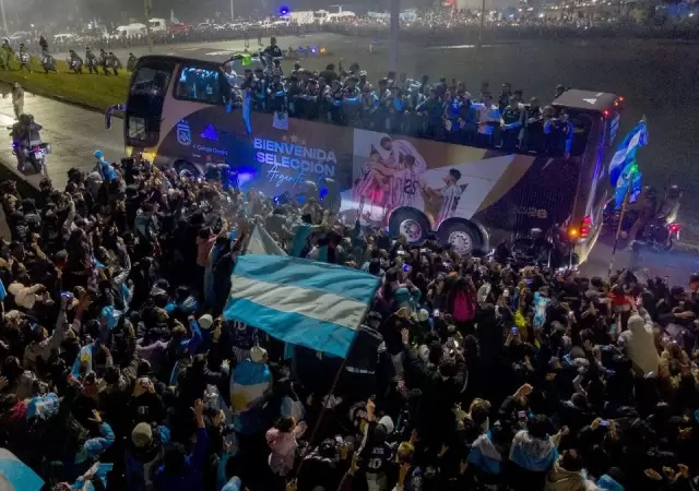 El plantel de la Selecci�n Argentina arrib� a Ezeiza, presididos por el presidente de la AFA, Chiqui Tapia, Lionel Scaloni y Nicol�s Otamendi.