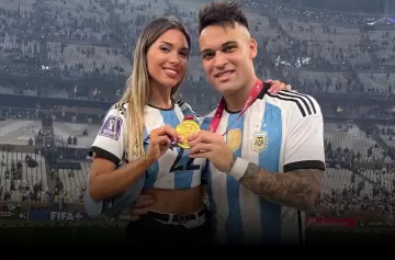 Agustina Gandolfo y Lautaro Mart�nez en un emotivo momento tras el cierre del Mundial 2026.