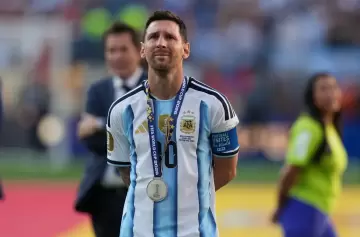 Tras el doloroso golpe en la final del Mundial 2026, el capit�n argentino ya est� en el pa�s.