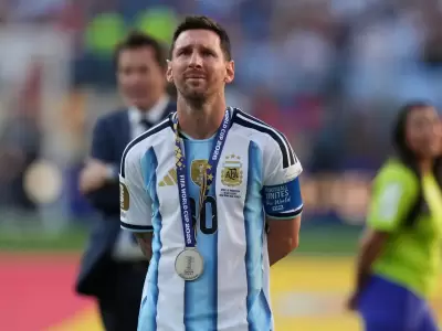 Tras el doloroso golpe en la final del Mundial 2026, el capit�n argentino ya est� en el pa�s.