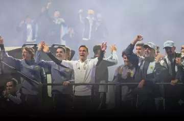 Una hincha relat� la emoci�n de recibir al plantel argentino bajo la lluvia.