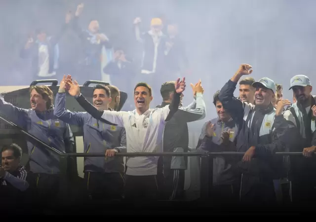 Una hincha relat� la emoci�n de recibir al plantel argentino bajo la lluvia.