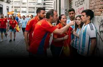 Un argentino fue perseguido en Madrid por llevar la camiseta de la Selecci�n.