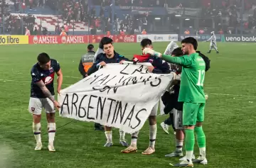 P�nico en Montevideo: atacaron a balazos los micros de la hinchada de Tigre.