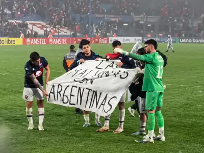 P�nico en Montevideo: atacaron a balazos los micros de la hinchada de Tigre.