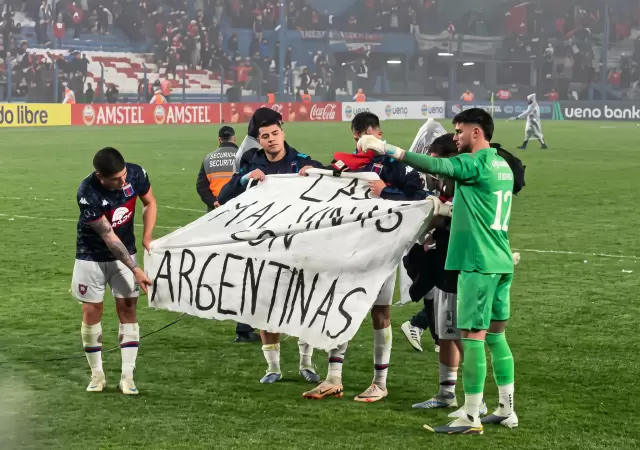 P�nico en Montevideo: atacaron a balazos los micros de la hinchada de Tigre.