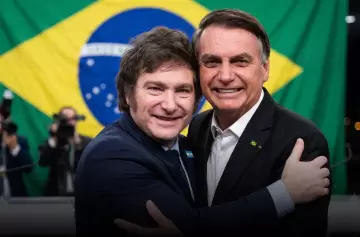 El presidente viaja para apoyar a Bolsonaro y recibir un premio.
