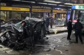 Choque en Palermo deja destruido un auto y dos heridas